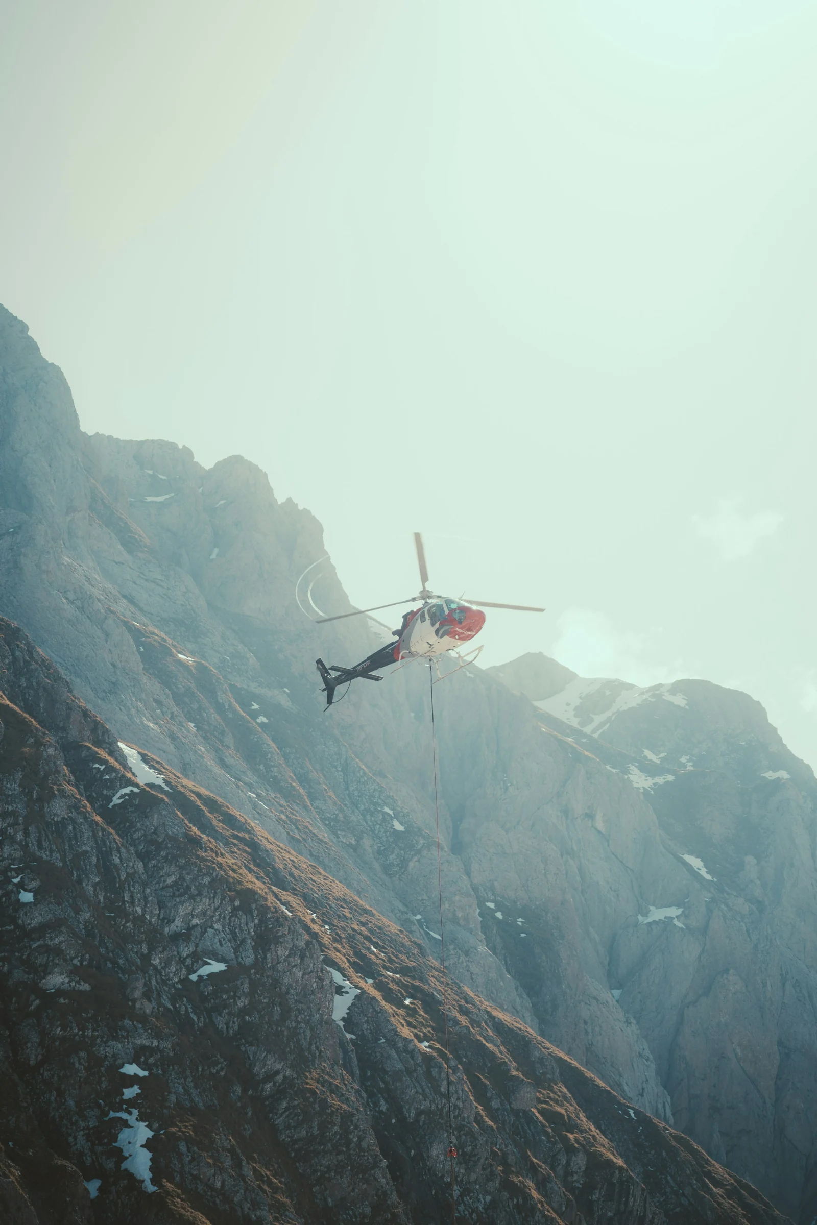 Helicóptero sobre paisaje montañoso