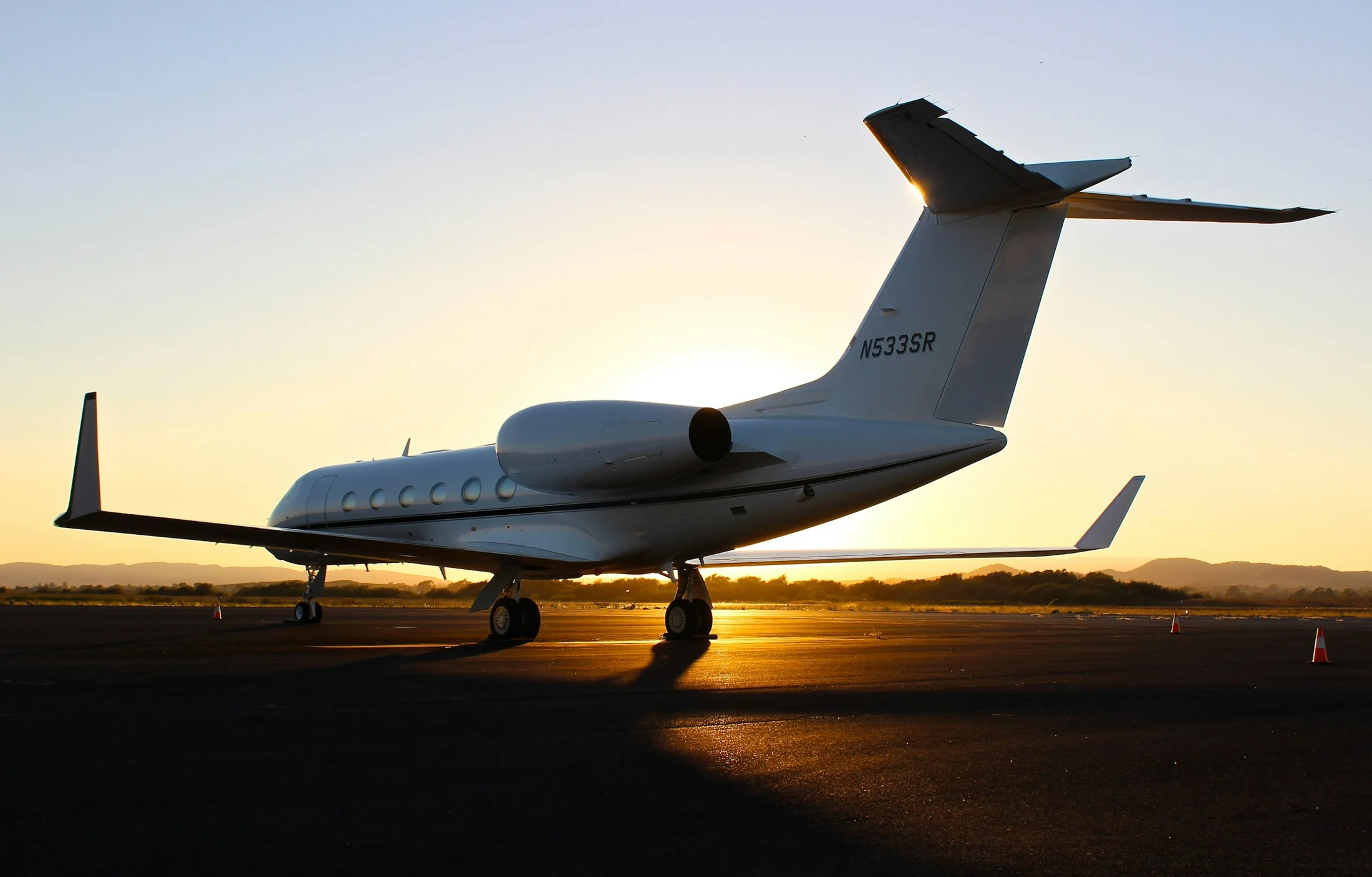 Jet ejecutivo en pista al atardecer